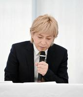 記者会見で目を閉じうつむく小室哲哉＝都内（撮影・開出牧）