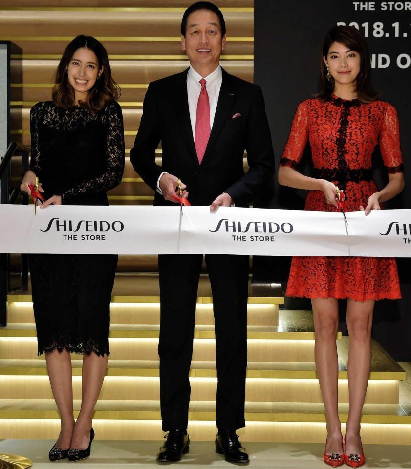 　テープカットに臨む（左から）森泉、魚谷社長、森星＝東京・銀座の「ＳＨＩＳＥＩＤＯ　ＴＨＥ　ＳＴＯＲＥ」