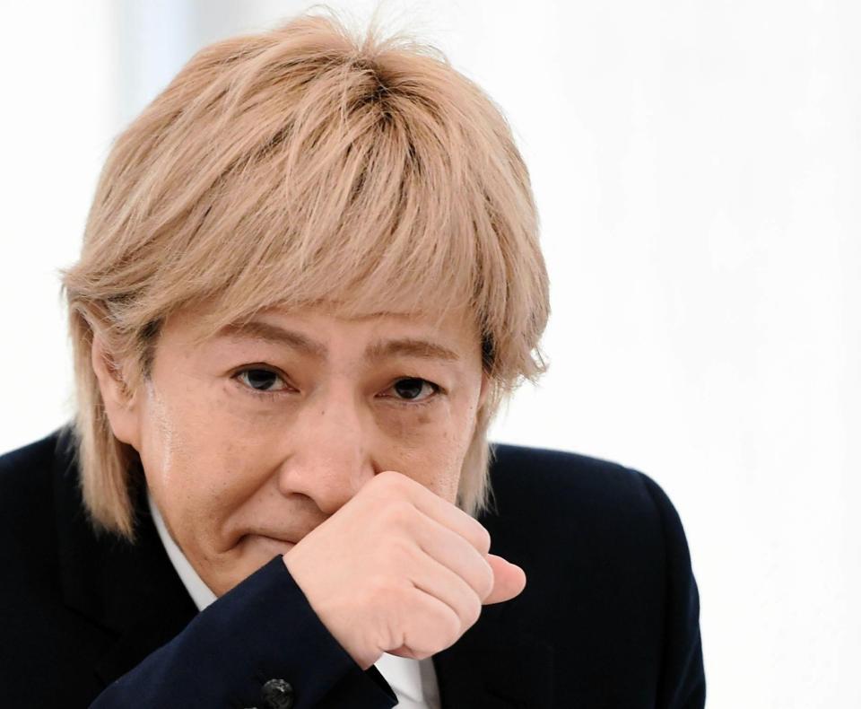 引退についての質問に涙があふれる小室哲哉＝都内