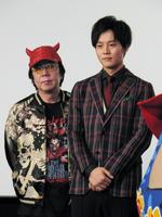 舞台あいさつを行った古田新太（左）と松坂桃李＝東京・新宿