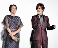 得意のアルファベットを披露するＤＡＩＧＯ（右）に苦笑いの長澤まさみ＝ＴＯＨＯシネマズ六本木ヒルズ（撮影・園田高夫）