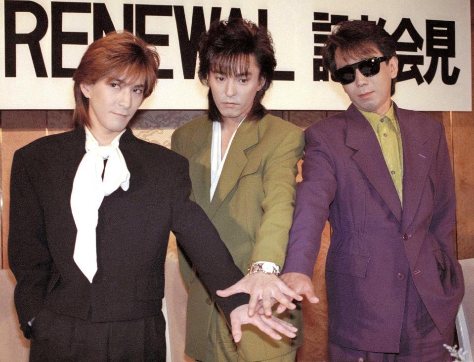 　ＴＭＮへの改名を発表する小室哲哉（左）ら＝９０年