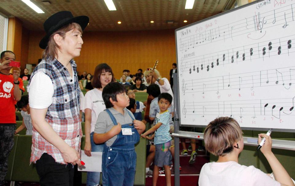 　熊本の小中学生らと復興ソング作りをする小室哲哉＝１６年７月