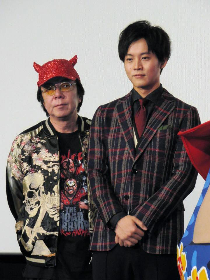 舞台あいさつを行った古田新太（左）と松坂桃李＝東京・新宿