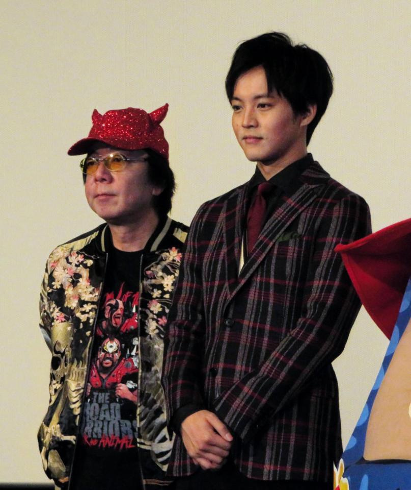 舞台あいさつを行った古田新太（左）と松坂桃李＝東京・新宿