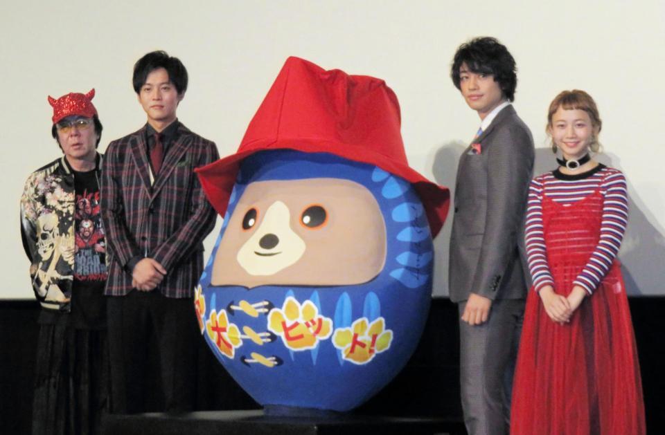 舞台あいさつを行った（左から）古田新太、松坂桃李、斎藤工、三戸なつめ＝東京・新宿