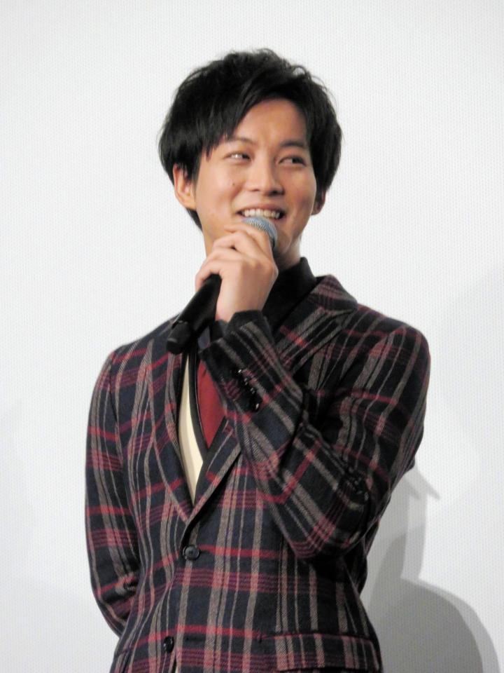 舞台あいさつを行った松坂桃李＝東京・新宿