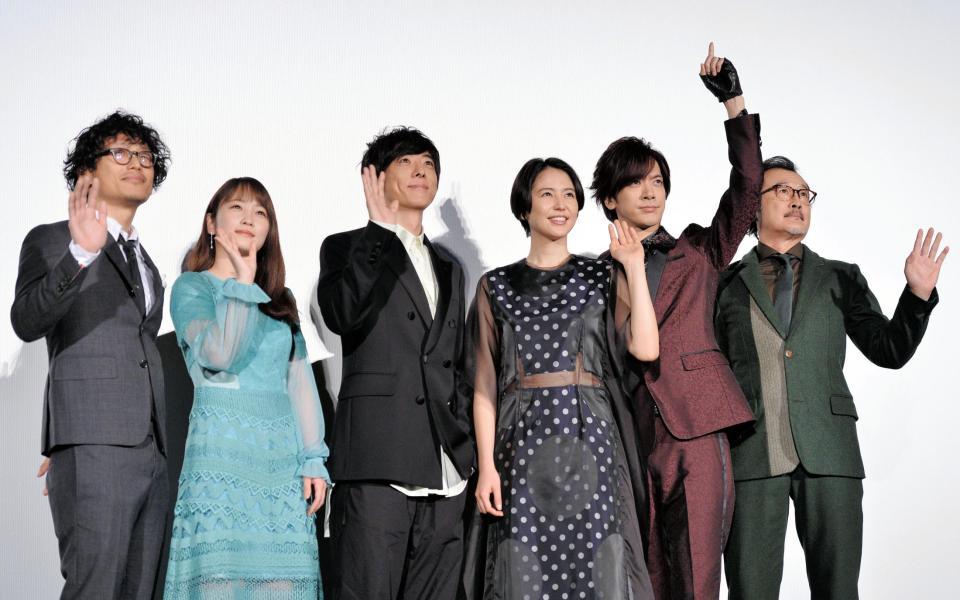 手を振る（左から）中江和仁監督、川栄李奈、高橋一生、長澤まさみ、ＤＡＩＧＯ、吉田鋼太郎＝ＴＯＨＯシネマズ六本木ヒルズ（撮影・園田高夫）