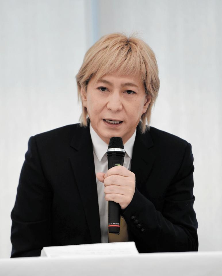 １９日、不倫疑惑の釈明会見で引退を表明した小室哲哉