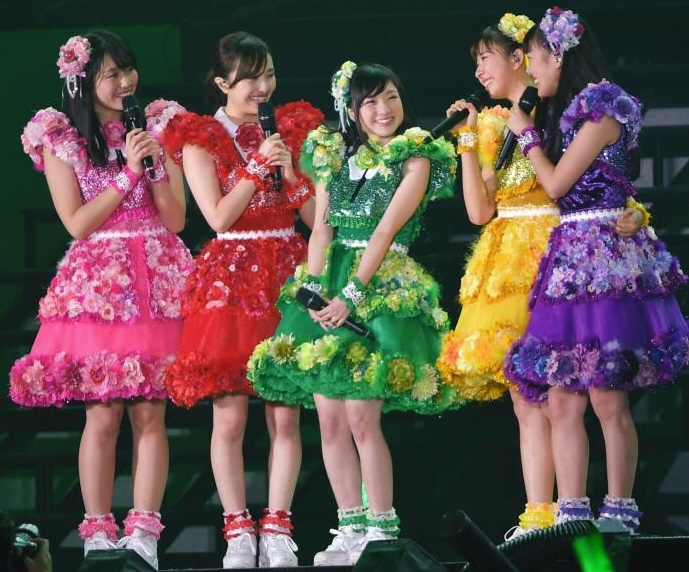 卒業する有安杏果（中央）にサプライズで歌をプレゼントする（左から）佐々木彩夏、百田夏菜子、（右から）高城れに、玉井詩織（撮影・出月俊成）