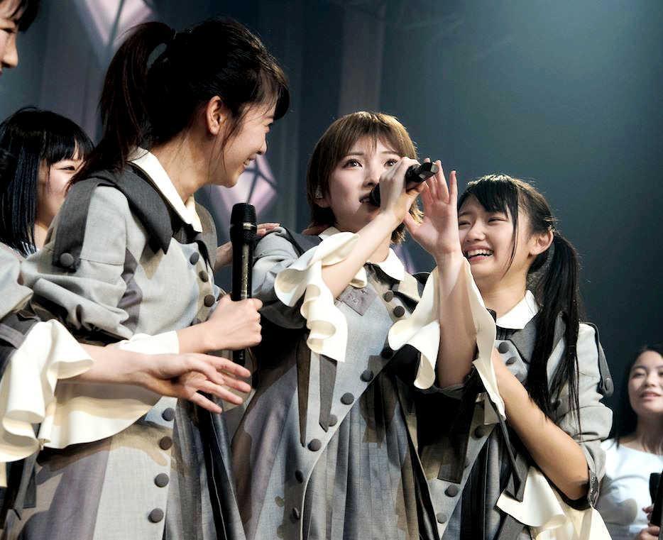 　ステージ上で感極まって涙を浮かべるＳＴＵ４８・岡田奈々（左から２人目）＝東京・ＴＤＣホール（Ｃ）ＳＴＵ
