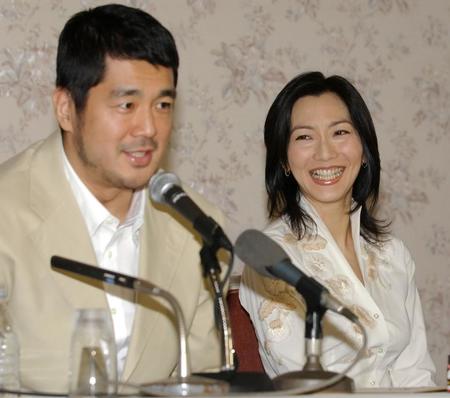 会見する高田延彦（左）と向井亜紀＝２００４年