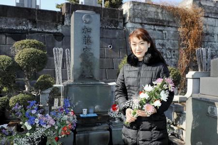 　美空ひばりさんの墓前に紅白での歌唱を報告した市川由紀乃＝横浜市内