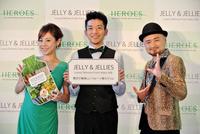 どぶろっくの歌ネタに参加した高橋真麻（左）＝東京・表参道