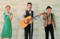 　どぶろっくの歌ネタに合わせて熱唱する高橋真麻＝東京・表参道