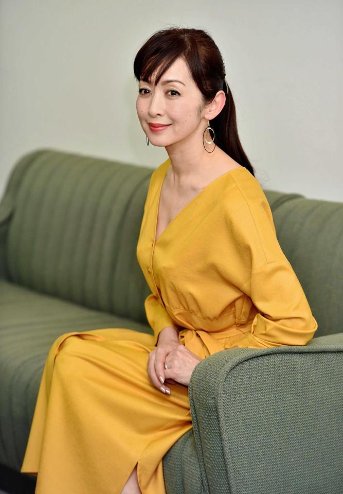 　８５年以来の受賞に喜ぶ斉藤由貴＝東京・日比谷の東宝芸能（撮影・西岡正）