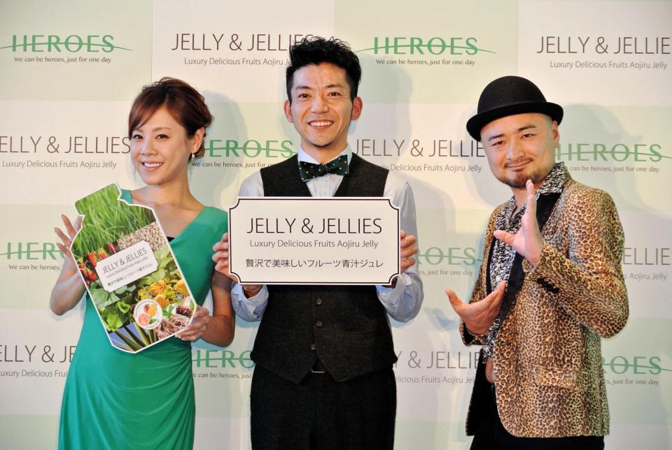 どぶろっくの歌ネタに参加した高橋真麻（左）＝東京・表参道