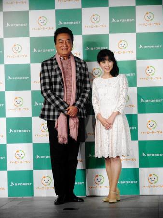 「ハッピーテーブル」記者発表会に登場した高橋英樹（左）と西村知美＝東京・赤坂のベクトルラウンジ