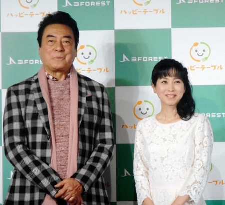 「ハッピーテーブル」記者発表会に登場した高橋英樹（左）と西村知美＝東京・赤坂のベクトルラウンジ