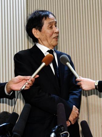 囲み取材で野村克也氏を気遣う萩本欽一＝東京・ホテルニューオータニ（撮影・開出牧）