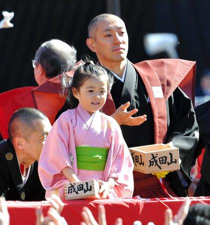 市川海老蔵（右）と長女・麗禾ちゃん