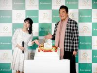「ハッピーテーブル」記者発表会でバースデーケーキを贈られ笑顔の高橋英樹（右）と西村知美＝東京・赤坂のベクトルラウンジ