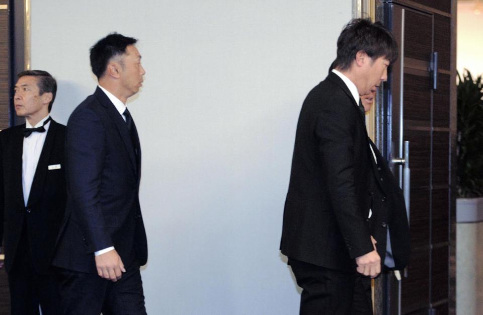 野村沙知代さんのお別れの会に参列するヤクルト・高津臣吾二軍監督（右）とヤクルト・宮本慎也ヘッドコーチ＝東京・ホテルニューオータニ（撮影・開出牧）