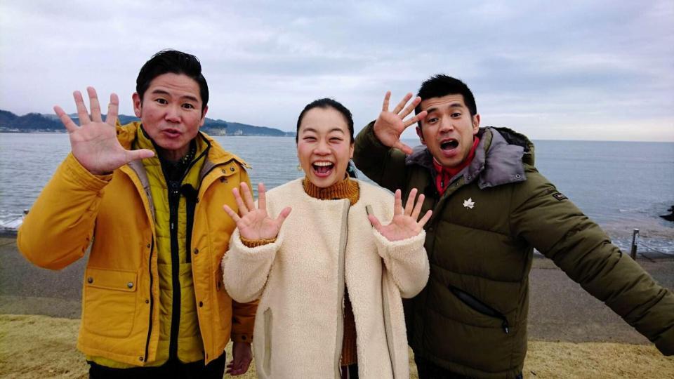 放送５００回を迎える「にじいろジーン」のロケを行った（左から）川田広樹、いとうあさこ、ゴリ