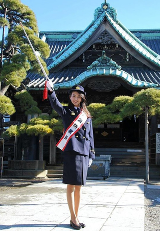 一日消防署長を務めた田中道子＝東京・柴又帝釈天