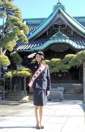 一日消防署長を務めた田中道子＝東京・柴又帝釈天