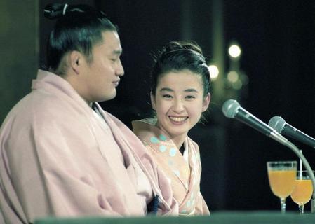 貴花田（現・貴乃花親方）との婚約発表会見で笑顔を見せる宮沢りえ＝１９９２年１１月