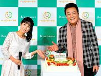 　バースデーケーキを贈られ笑顔の高橋英樹（右）と西村知美＝都内