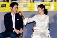 質疑応答で小泉孝太郎（左）にマイクを向ける水川あさみ＝東京・ＮＨＫ放送センター（撮影・開出牧）