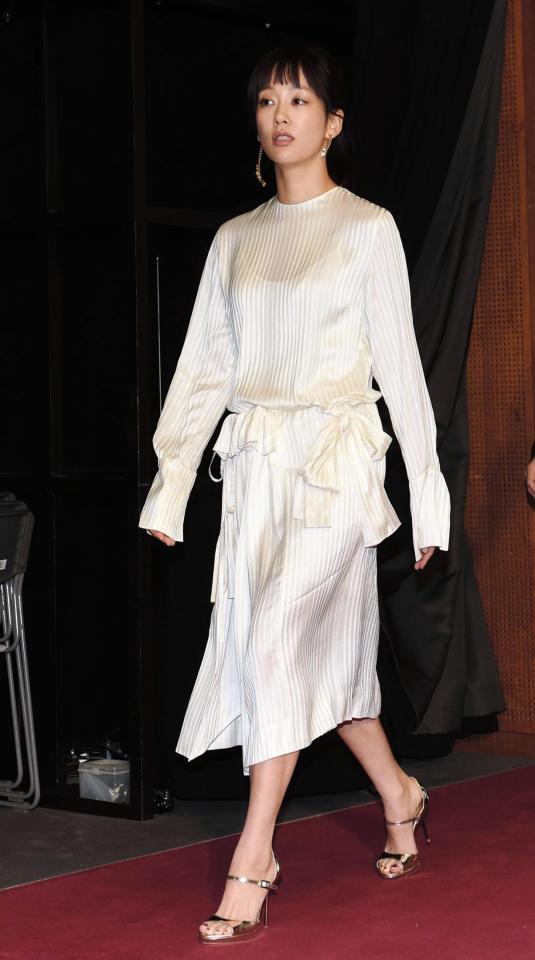 白い衣装で試写会に登場した水川あさみ＝東京・ＮＨＫ放送センター（撮影・開出牧）