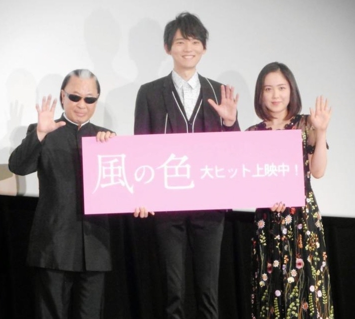 映画「風の色」の公開初日舞台あいさつを行った（左から）Ｍｒ．マリック、古川雄輝、藤井武美＝都内