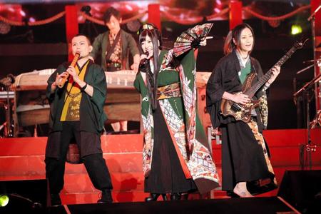 　毎年恒例の「大新年会ライブ」を開催した和楽器バンドのボーカル・鈴華ゆう子（中央）ら＝横浜アリーナ