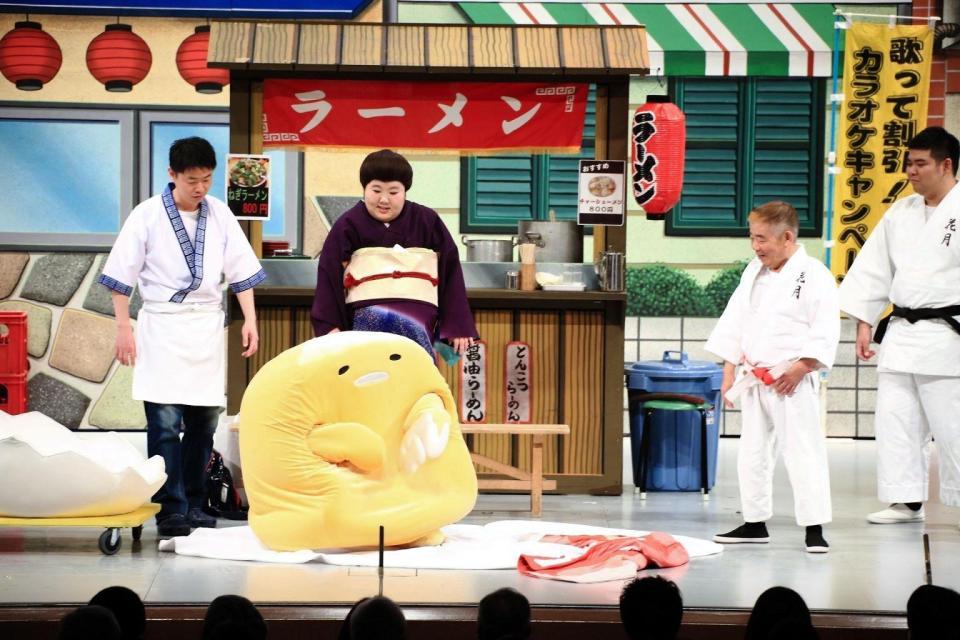 吉本新喜劇に出演した「ぐでたま」（中央）とケンカをはじめた池乃めだか（右から２人目）＝大阪・なんばグランド花月