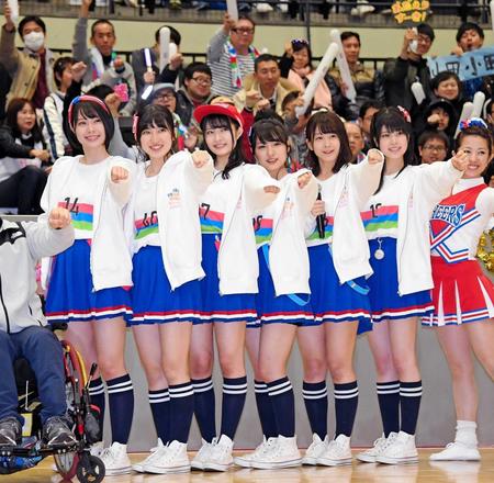 　パラスポーツイベント「ＢＥＹＯＮＤ　ＳＴＡＤＩＵＭ」に登場した（左から）ＡＫＢ４８チーム８の小田えりな、吉田華恋、行天優莉奈、山田菜々美、太田奈緒、吉川七瀬＝東京・渋谷の青山学院大学