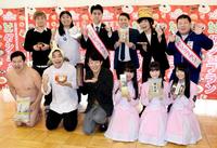 よしもと４７シュフラン２０１８試食選考会に参加した（前列左から）とにかく明るい安村、バンビーノ・藤田裕樹、ペナルティ・ヒデ、スリジエ・永澤由羅、山本あこ、中丸葵、（後列左から）ハイキングウォーキング・松田洋昌、鈴木Ｑ太郎、ビスケッティ・佐竹正史、岩橋淳、スイーツなかの、ｄボタン・三中元克＝吉本興業東京本社