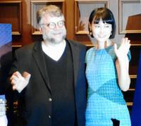 映画「シェイプ・オブ・ウォーター」の会見を行ったギレルモ・デル・トロ監督（左）と菊地凛子＝東京・赤坂プリンスクラシックハウス