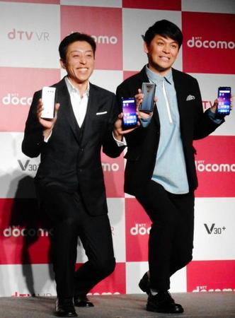 ドコモスマートフォンＶ３０＋発売記念ＶＲ体験会に登場した岡田圭右（右）と船木和喜＝東京・スターライズタワー