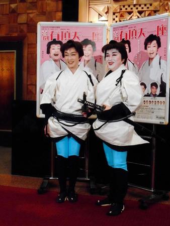 「喜劇有頂天一座」に出演するキムラ緑子（左）と渡辺えり＝東京・新橋演舞場