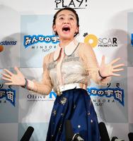 囲み会見で父の岡田圭右のギャグを披露する岡田結実＝港区のＴＥＰＩＡホール（撮影・棚橋慶太）