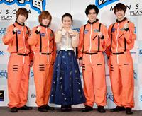 記念写真ねポーズを決める（左から）男劇団青山表参道Ｘの宇野結也と定本楓馬、岡田結実、男劇団青山表参道Ｘの栗山航と仲田博喜＝港区のＴＥＰＩＡホール（撮影・棚橋慶太）