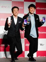 ドコモスマートフォンＶ３０＋発売記念ＶＲ体験会に登場した岡田圭右（右）と船木和喜＝東京・スターライズタワー