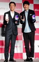 ドコモスマートフォンＶ３０＋発売記念ＶＲ体験会に登場した岡田圭右（右）と船木和喜＝東京・スターライズタワー