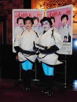 「喜劇有頂天一座」に出演するキムラ緑子（左）と渡辺えり＝東京・新橋演舞場