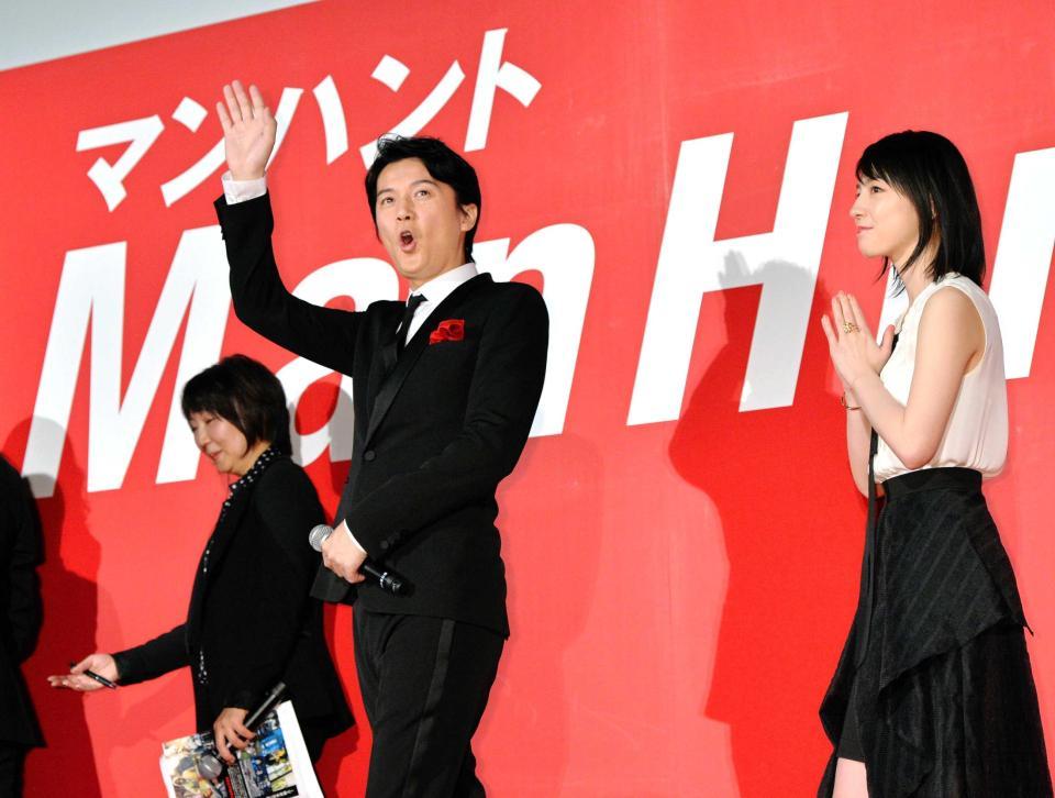 　ファンに向かって手を振る福山雅治（左）と桜庭ななみ＝東京・ＴＯＨＯシネマズ六本木ヒルズ（撮影・西岡正）