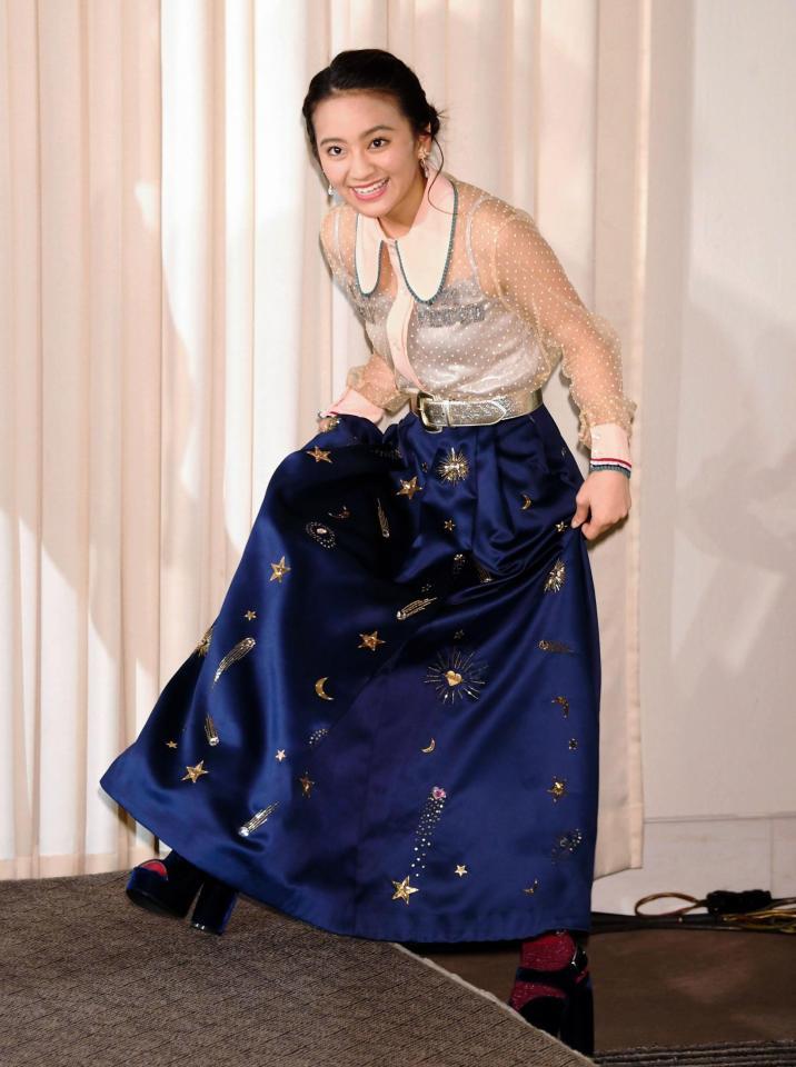 登壇する岡田結実＝港区のＴＥＰＩＡホール（撮影・棚橋慶太）