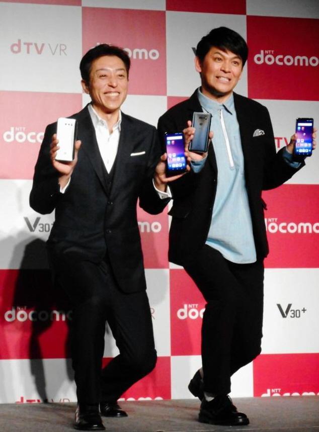 ドコモスマートフォンＶ３０＋発売記念ＶＲ体験会に登場した岡田圭右（右）と船木和喜＝東京・スターライズタワー